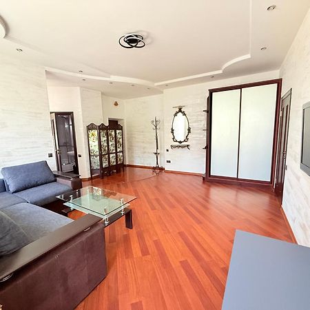 Appartement Светлая Квартира à Odessa Extérieur photo